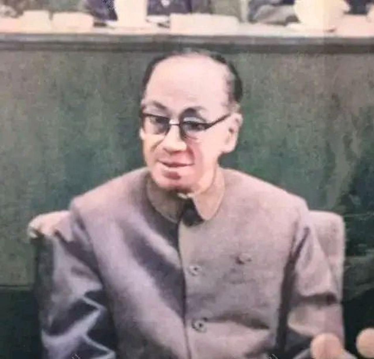 1980年的一天，康生的儿子急匆匆地赶到八宝山公墓，因为他之前接到了一个通知，要