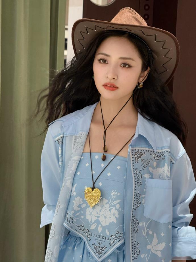 沈月肚兜沈月今日份是西部女郎又美又飒，好帅的牛仔🤠​​​​