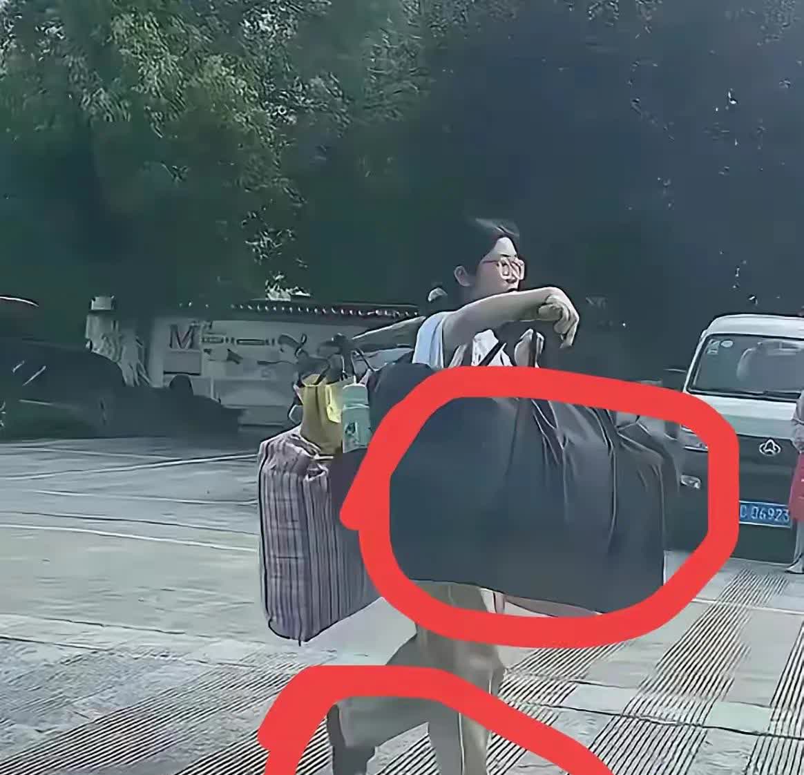 我想对油茶店老板说，你给桂林女孩提供工作没关系，但是你怎么能给她
