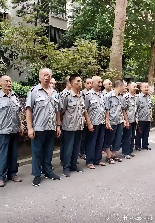 看看门卫的保安站姿就知道小区高低水平了，一个回迁楼，一个别墅🏡区，猜猜看。