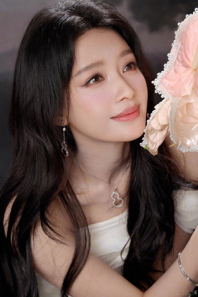 孙怡央视七夕晚会出图孙怡抹胸白裙孙怡央视七夕晚会出图，好温柔呀，抹胸的白裙简