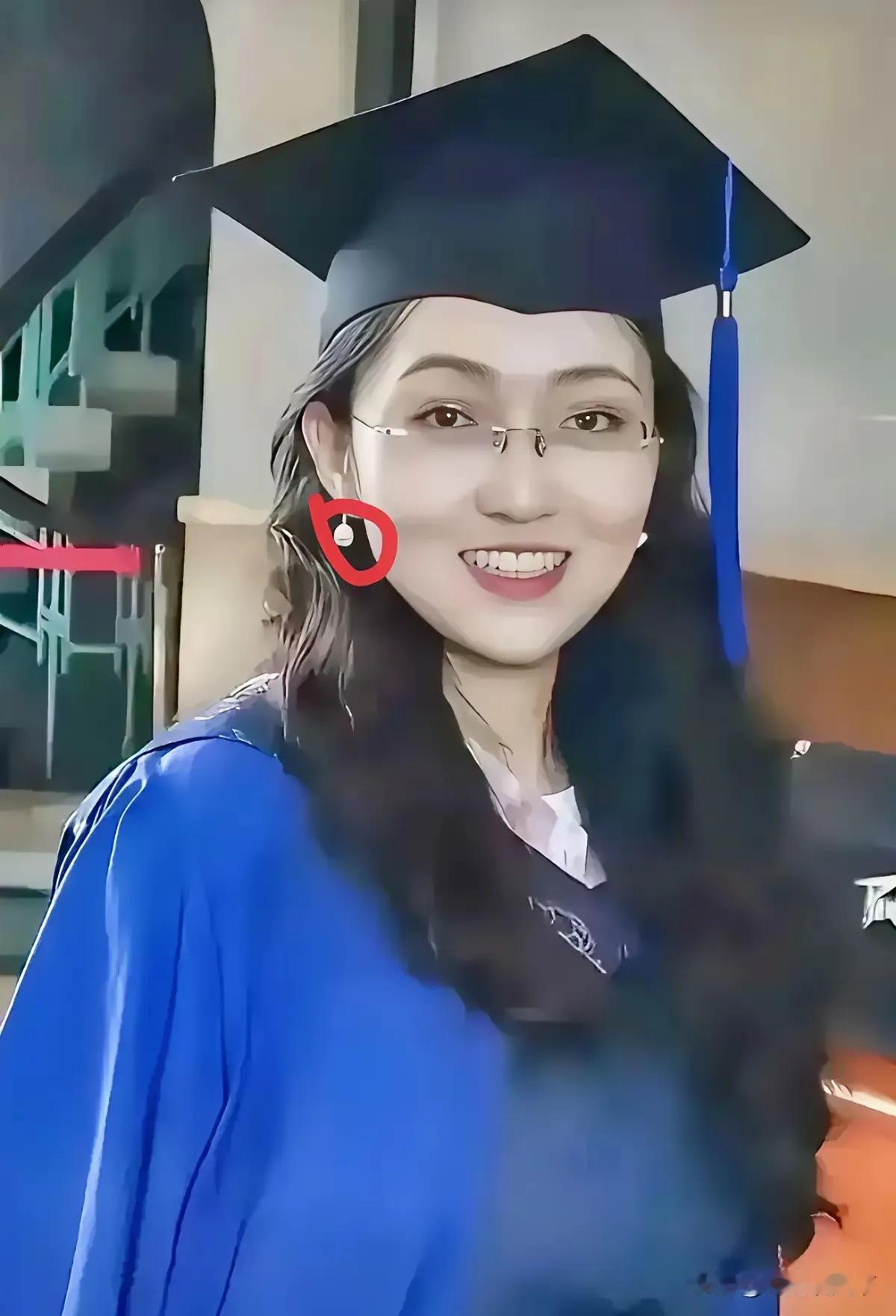 她的耳坠也是假的吗？前段时间的天价耳环闹得沸沸扬扬，最后结果是假的，以假乱真！