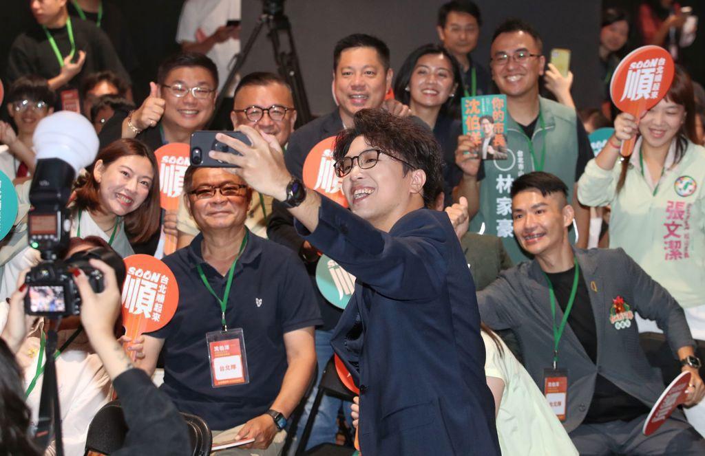 沈伯洋回五分埔“被店家挥手驱赶”谢寒冰喊1事很奇怪民进党台北市长参选人沈伯洋