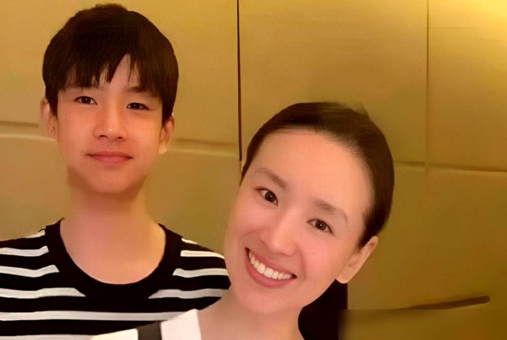 海口9楼！董洁被他拽入怀，狂吻30秒不松口！你以为是浪漫？那天晚上，他反手