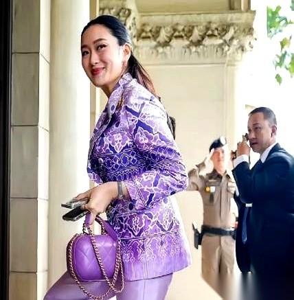 本来是让他帮忙看下家的。结果他一屁股坐上主人的沙发，觉得太舒服了，转头就开始换