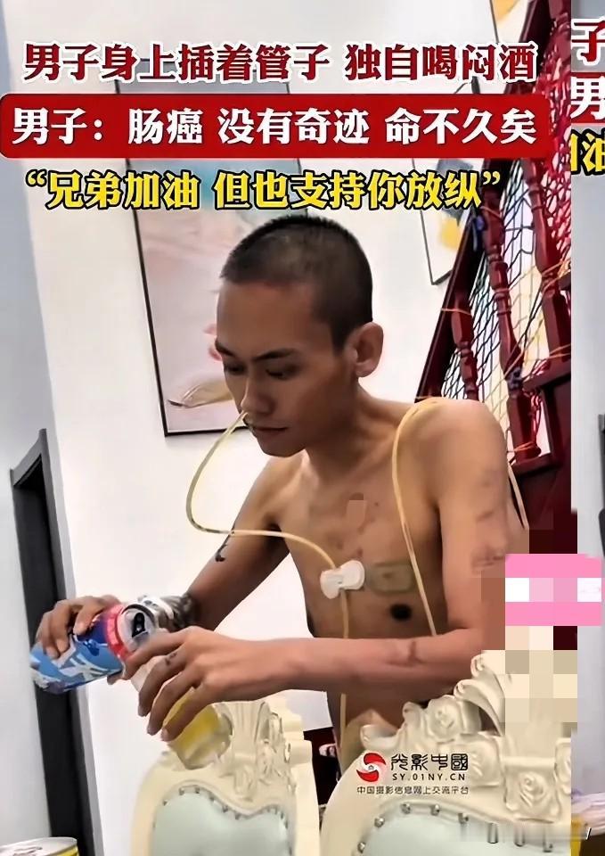 一名男子买了一箱啤酒，畅饮一番，似乎十分痛快。他的行为引起路人的好奇，原来这名男