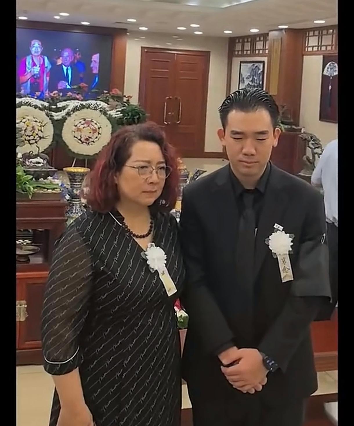 唐师曾的前妻王淳华和儿子唐亚述被前来参加唐师曾追悼会的数千人震撼到了。王淳华预料