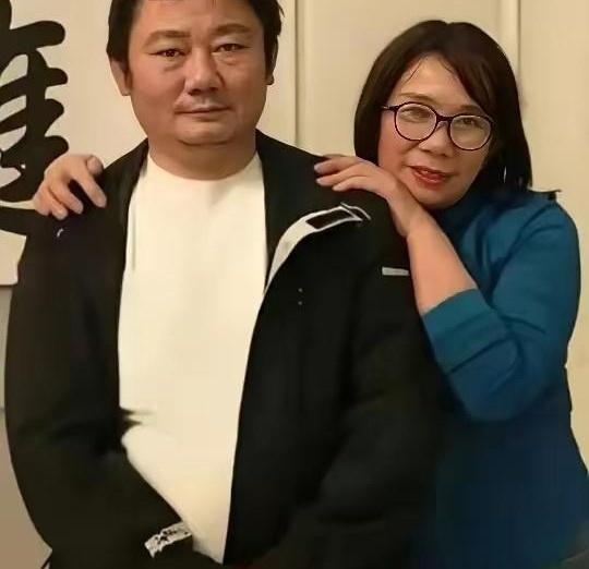 你见过这样的家庭饭局吗？孙子吹蜡烛，儿媳端蛋糕，张雪笑着鼓掌，唯独那个该坐主位的