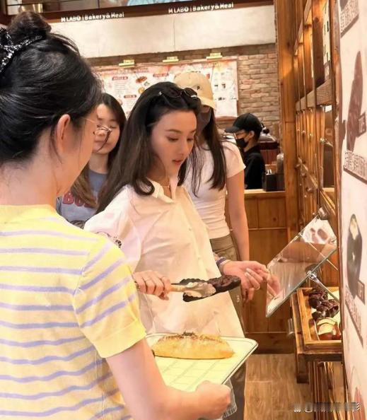28岁宋祖儿素颜现身天津面包店，网友直呼：这状态真挺能打