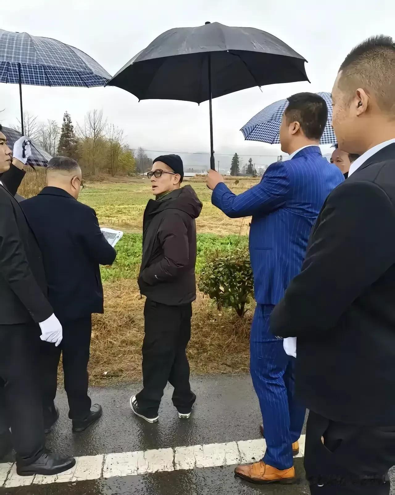 整天都拿郭富城人家身高说事，大部分人站在那几个1米85到1米9保镖面前基本都是这