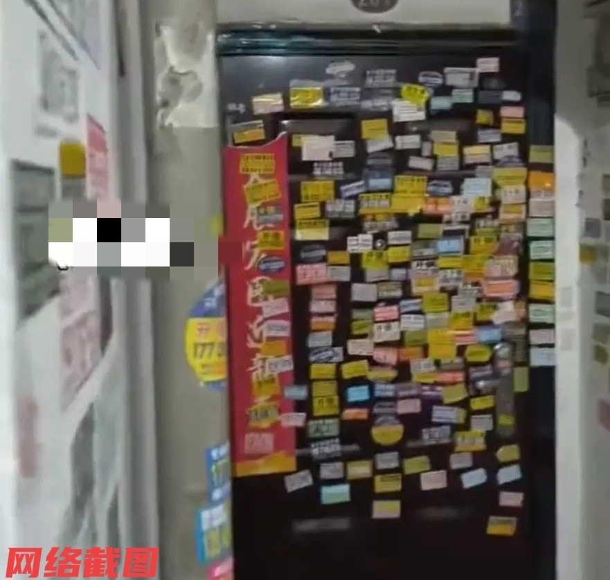 在一处老小区有外卖小哥在送餐。在外卖小哥经过楼道时，突然看到一幕特别画面，原