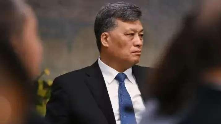 马兴瑞的案子，很多人看到的是“又一个副国级落马”，但真正值得扒开的，不是他贪了多