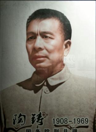 陶铸曾是四野的一个普通纵队政委，为何脱颖而出，被主席破格提拔为政治局排名第四的常