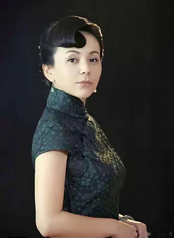 主持人问55岁的王琳:“你这么多年为什么一直没有再婚？”王琳说:“我们有颜值、有