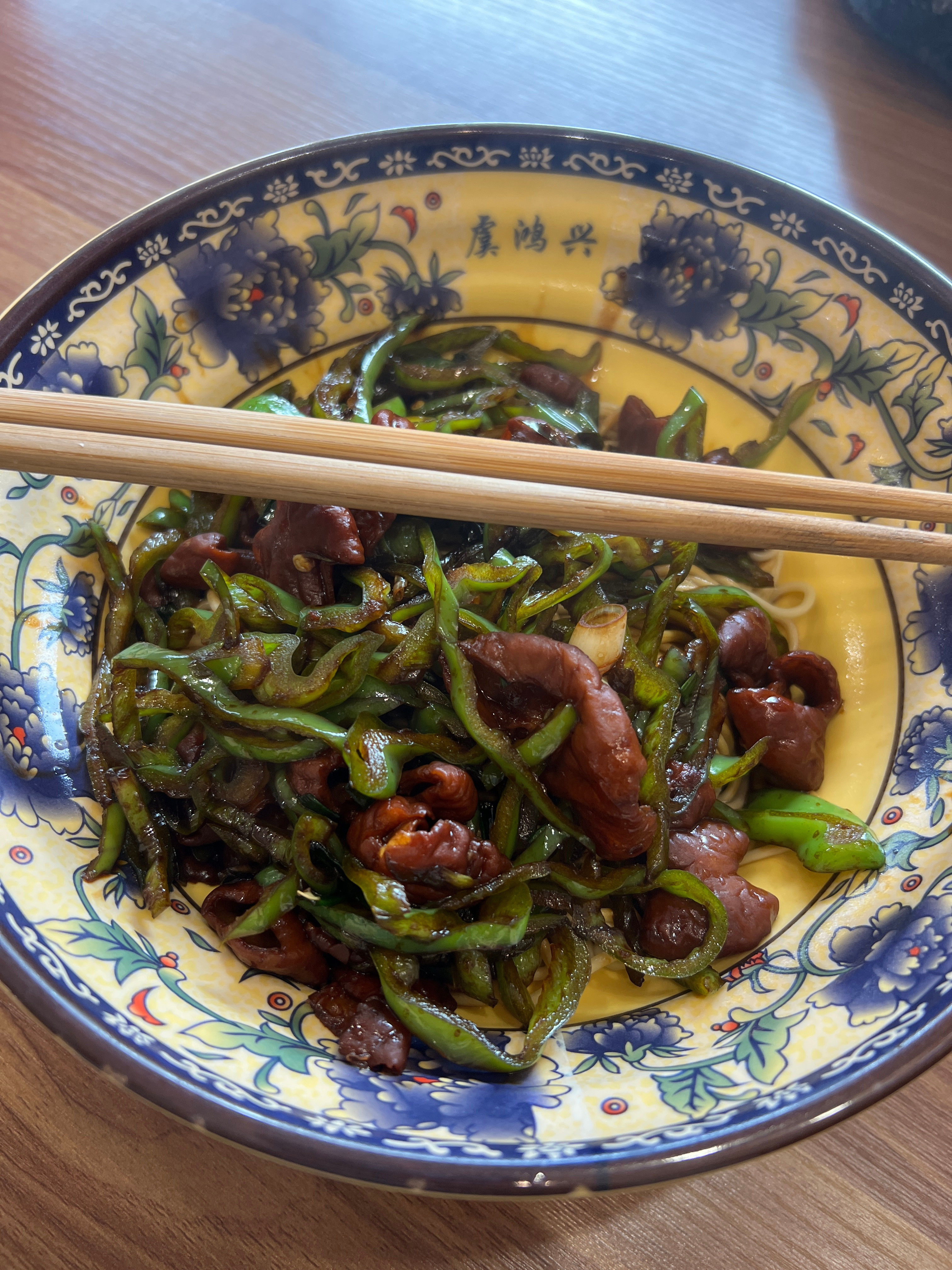 青椒大肠常熟炒浇面，味道相当不错。