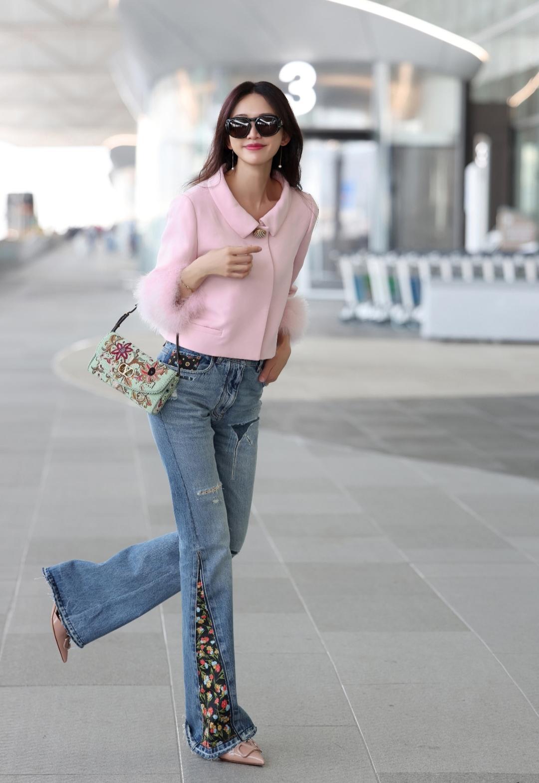 林志玲现身香港机场，还配文：落地✈️久违的机场照，大家晚点见喔。机场照里的林