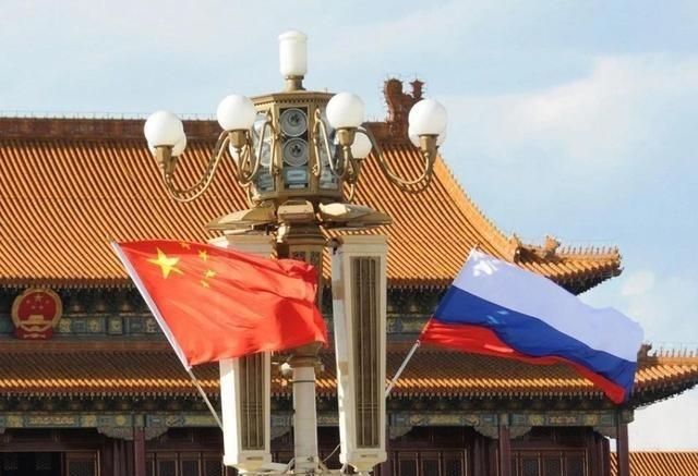 为什么说中俄得保持点距离？这么说吧，普京年纪大了，怕是撑不了太久，俄罗斯现在的局