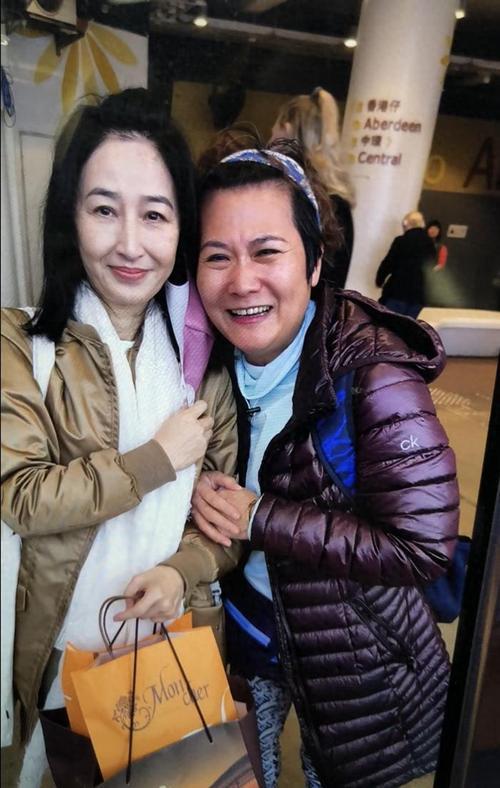 61岁关咏荷亮相粉丝聚会，兑现20年之约TVB初代视后关咏荷罕见亮相香港粉