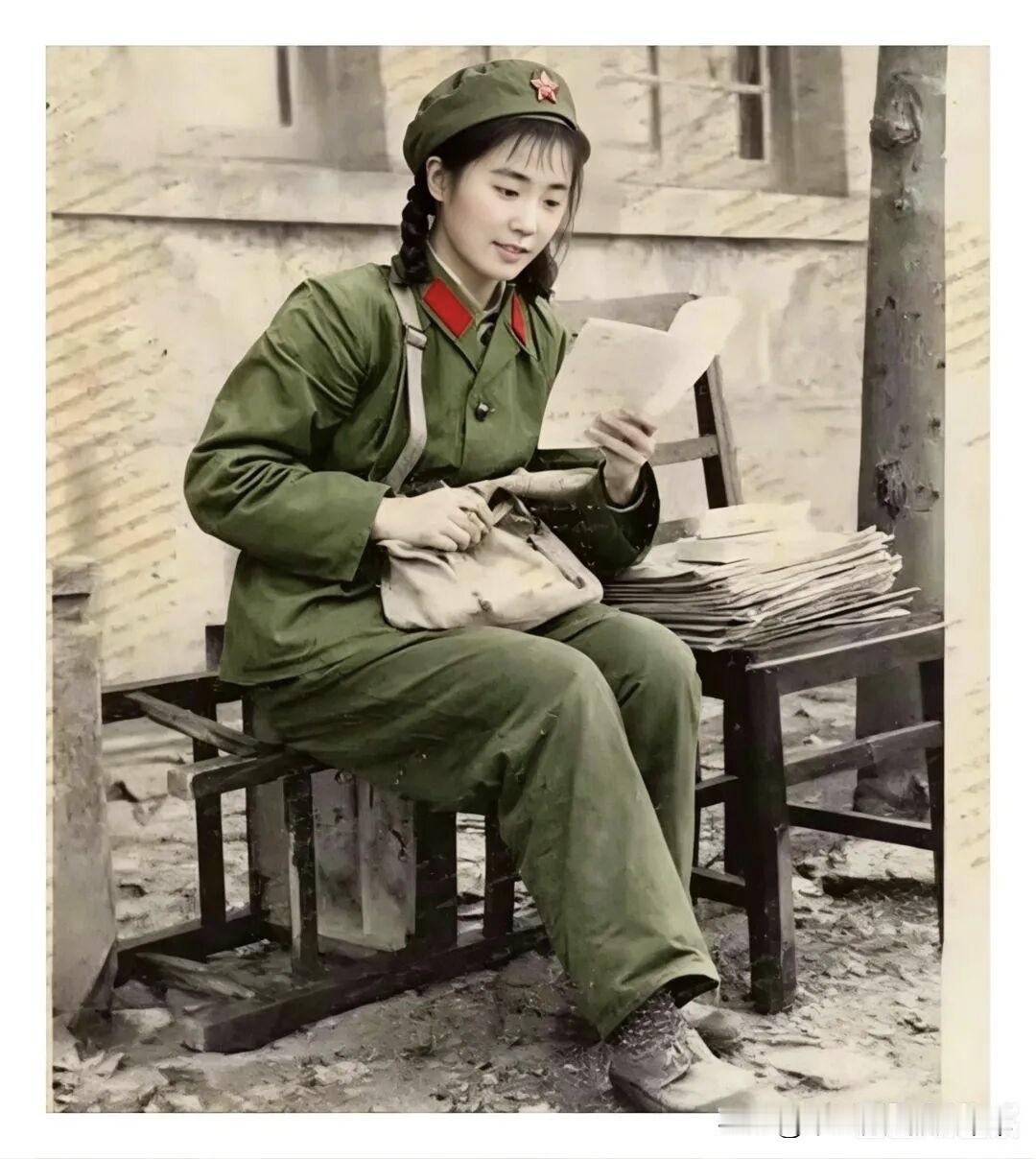 这位美丽的解放军女兵是哪一个年代的呢？她正在认真地阅读报纸？还是家信？牢记历史
