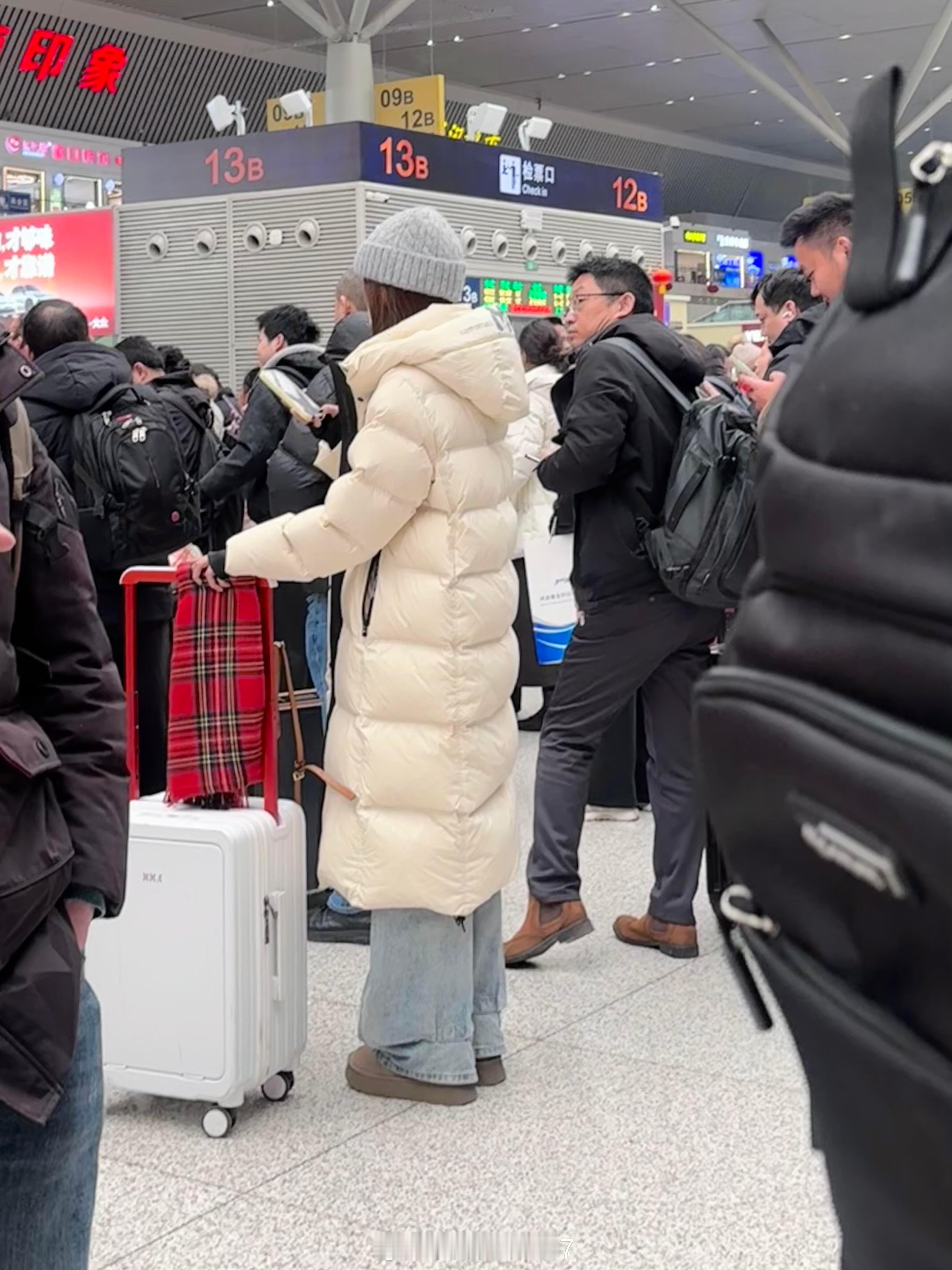 在A市每个人都有自己精挑细选的黑色羽绒服但不得不说白色羽绒服在人群中真的好突出，