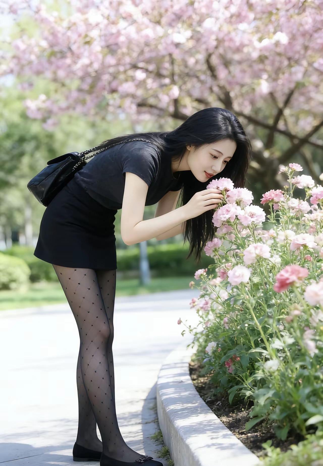 花间人影动，春意满怀中。