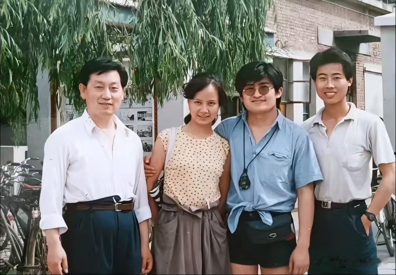 老照片：这是1988年刘欢与妻子卢璐新婚不久，和友人一同拍下的一张珍贵合影。照片