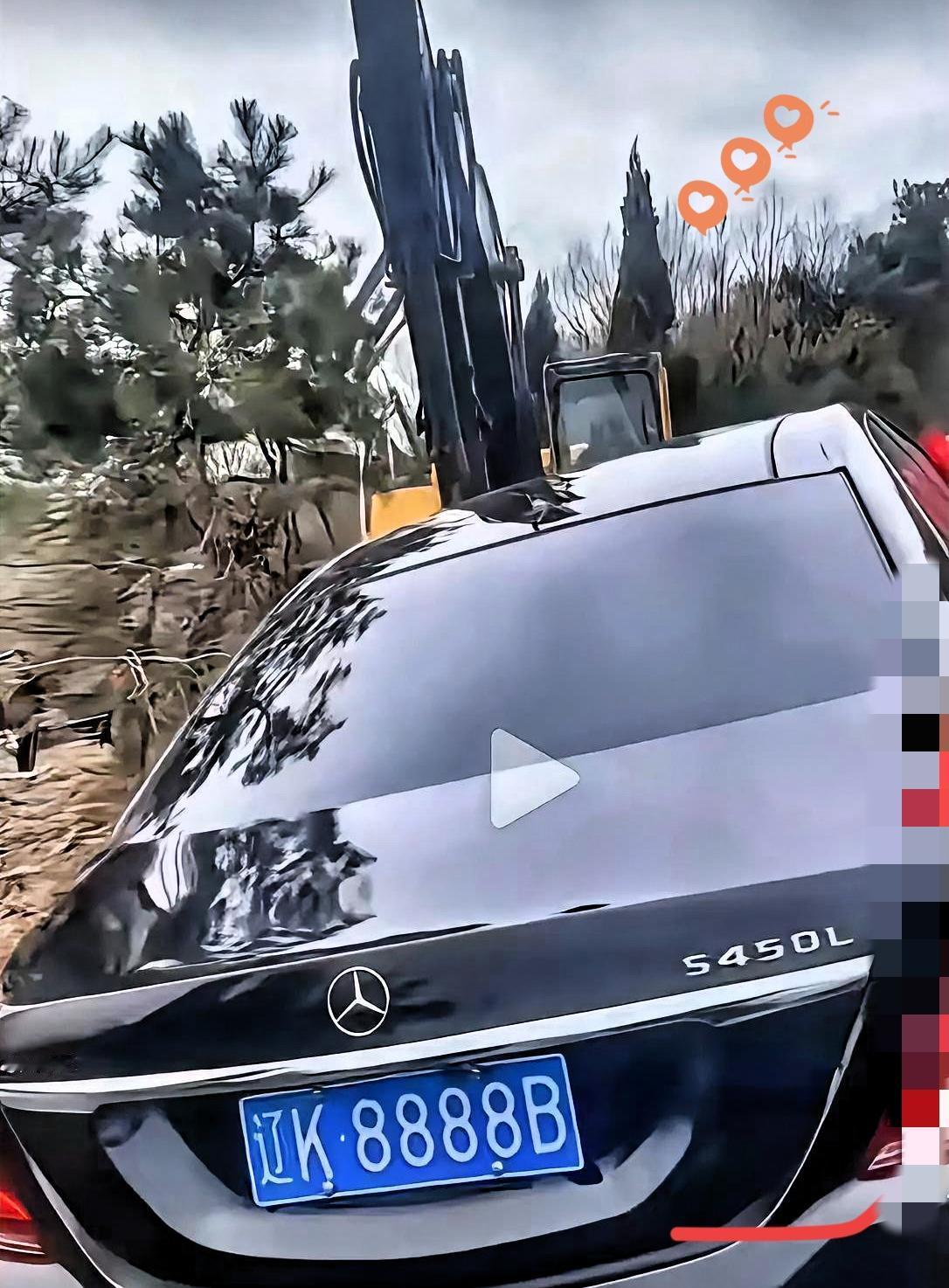 离谱到刷新认知！百万豪车直接埋进土里陪葬，这波操作直接引来民政部门介入调查，全网