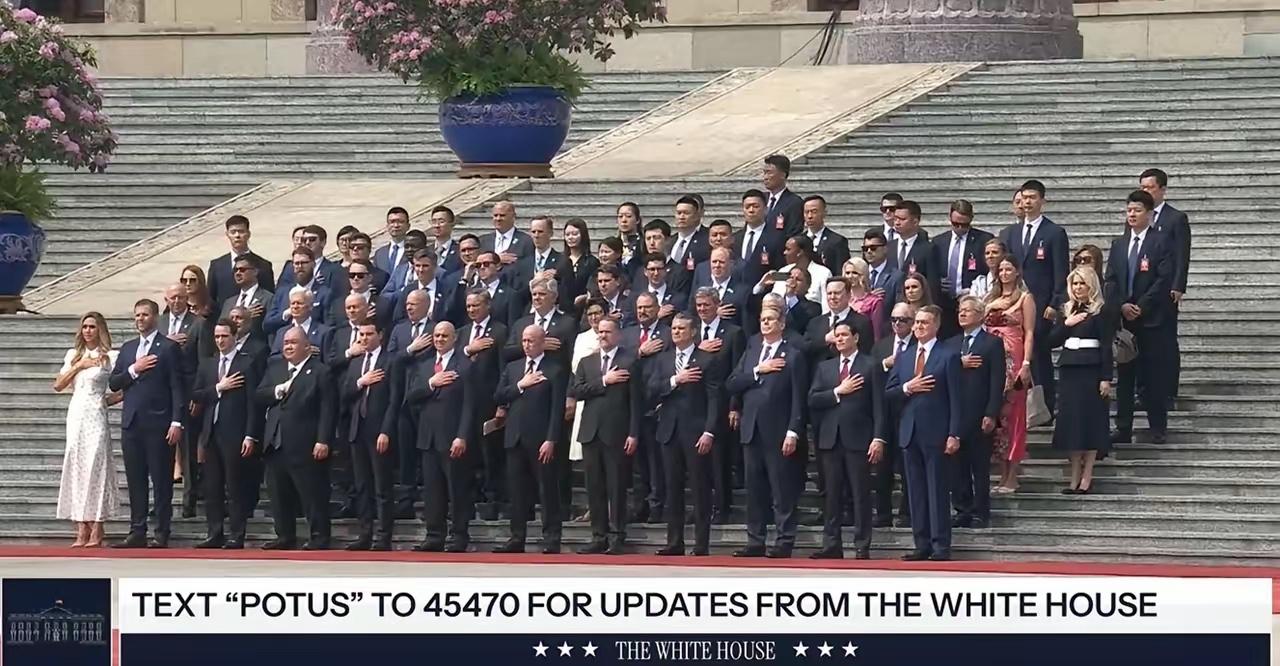 特朗普之前不管是在美国还是在其他国家，整体上都是非常随意，甚至有的时候显得有点不