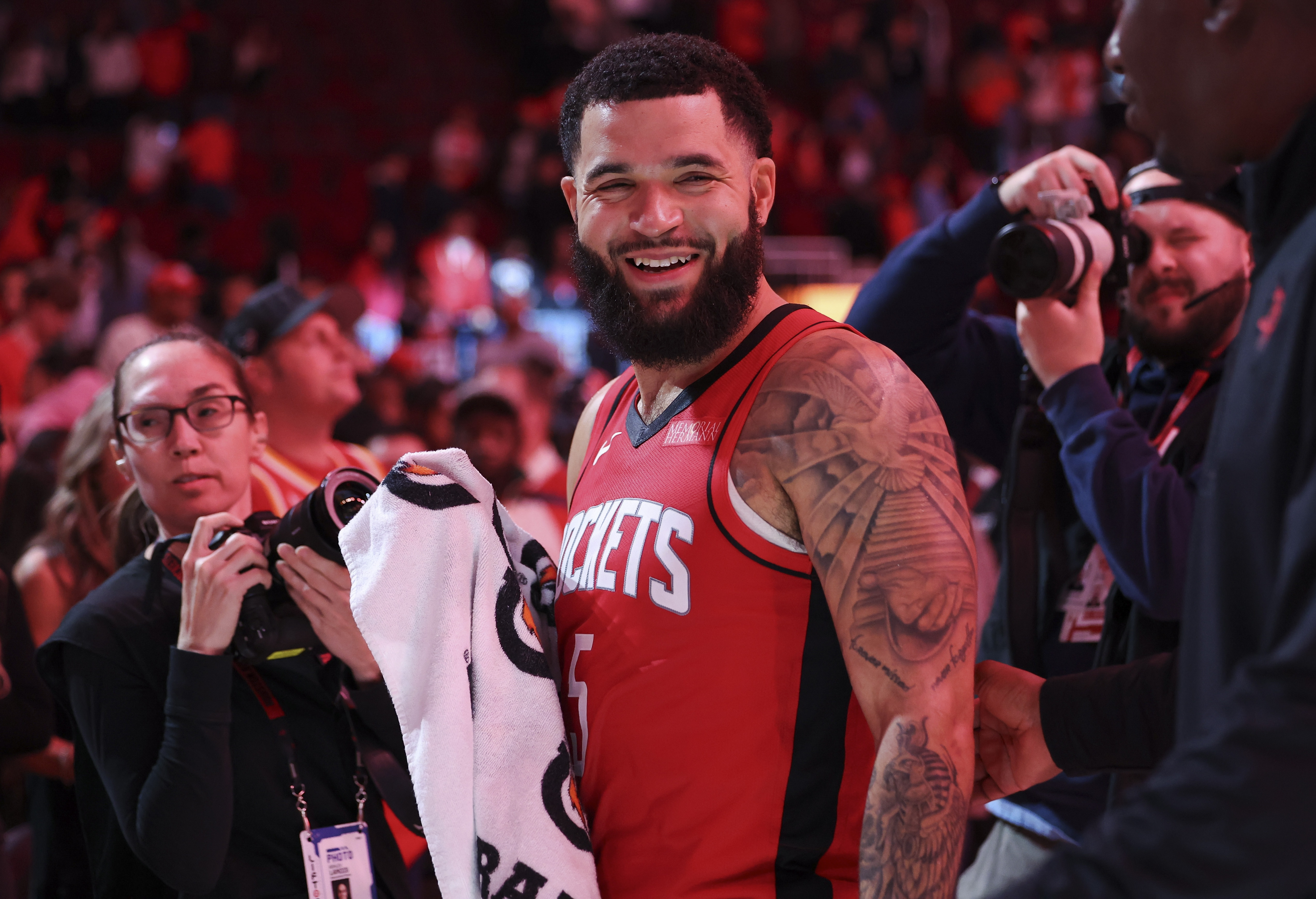 据此前的分析称，火箭队的老将范弗里特至少需要一年的时间才能复出参加比赛，那时候可