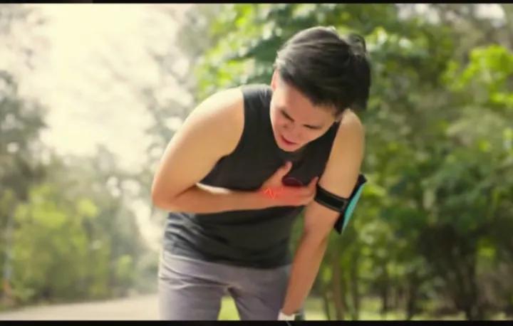 年轻别硬扛！这些日常习惯，正在悄悄偷走你的命你以为熬夜、久坐只是小毛病？20