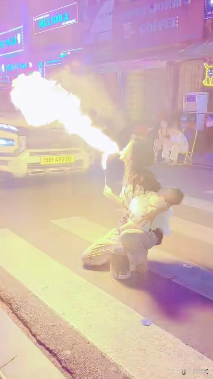 真令人心疼，小姑娘抱着孩子出来卖艺，看模样也就20岁左右，为了给孩子赚奶粉钱，在