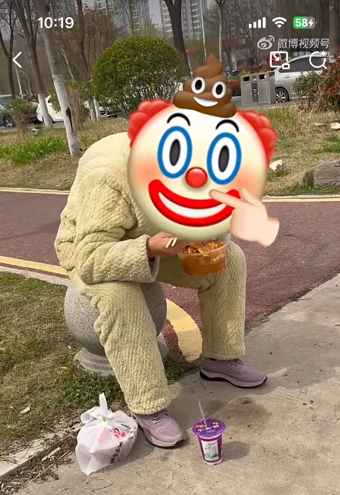 这个老太蹲守在新乡一大学门口，把学生的外卖当免费自助餐。一名女大学生下课后到学校