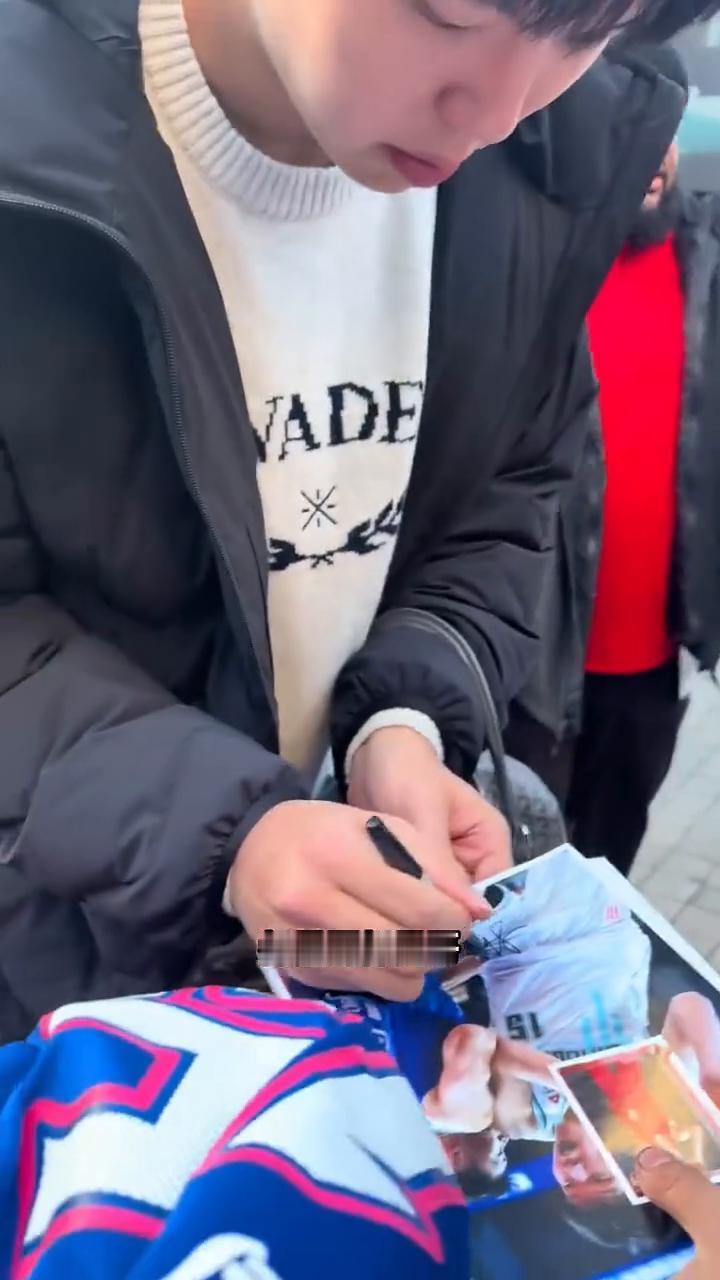 原来杨瀚森也有黑粉。你看他给球迷签名的时候，非常低调的对着球迷喊：你是我的哥，