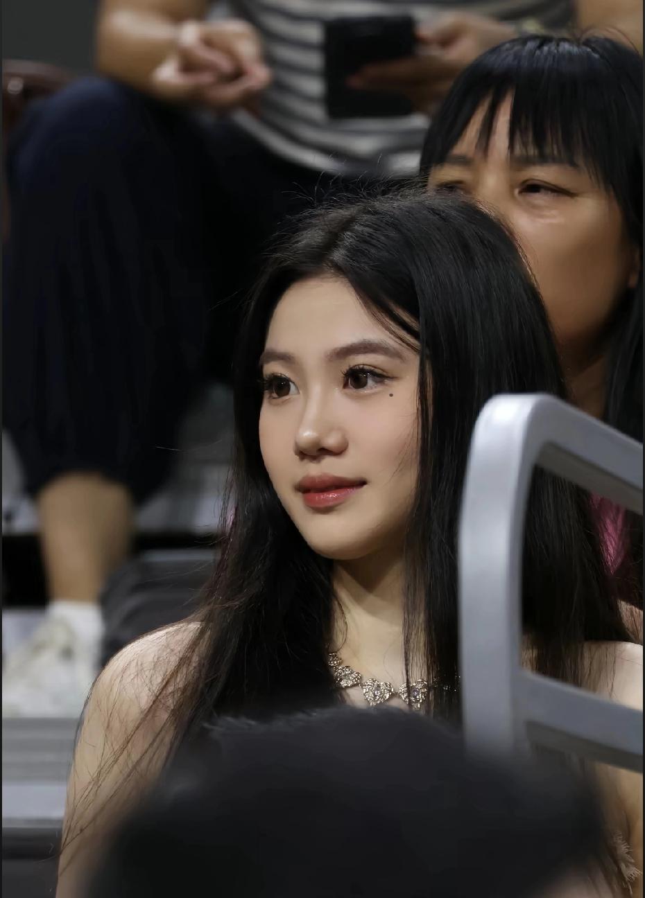 广东队球员徐杰的女朋友真漂亮啊，很是靓女，肤白貌美大长腿的，徐杰女朋友来到广东队