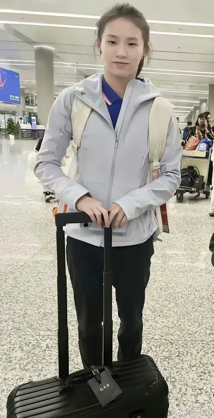 陈芋汐比赛结束，就马上回上海。其实，她完全可以留在广州几天，到处去游玩一下的。虽