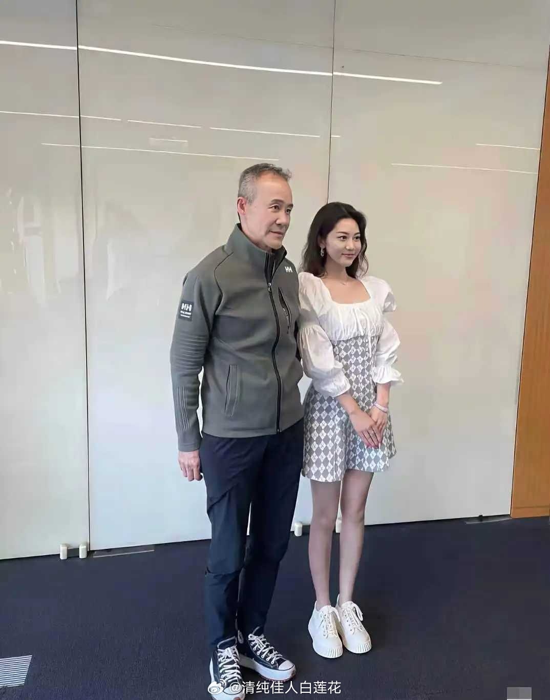 王石哪里可怜了？他身边从来不缺美女！