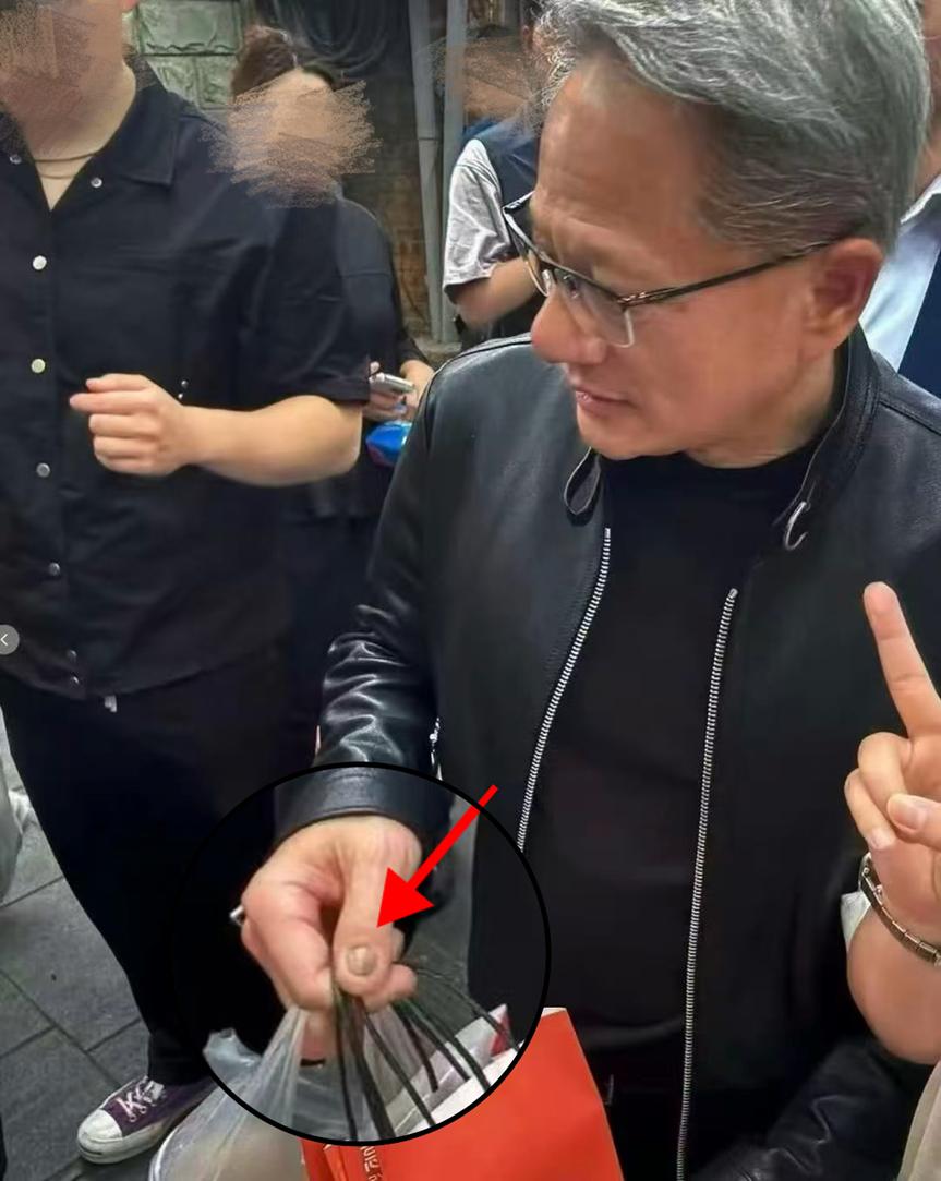 黄仁勋的指甲上热搜 高清镜头曝光