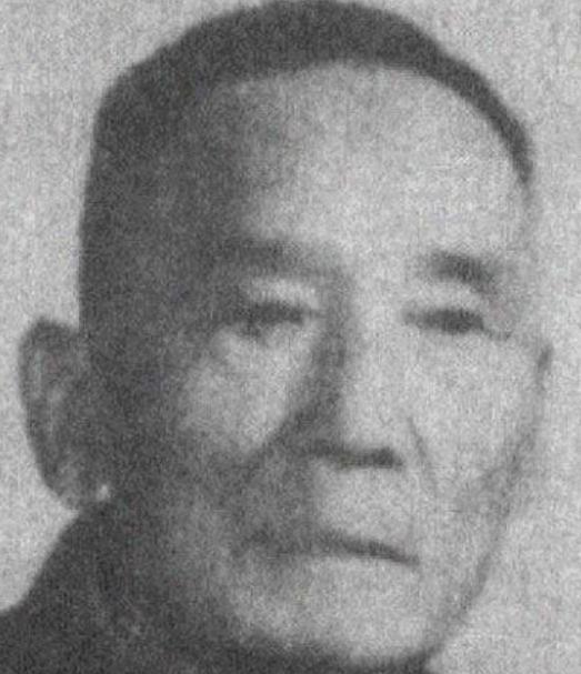 1950年11月，36军军长刘万春接到通知到北京参加会议，可是刚下车，就看到几名