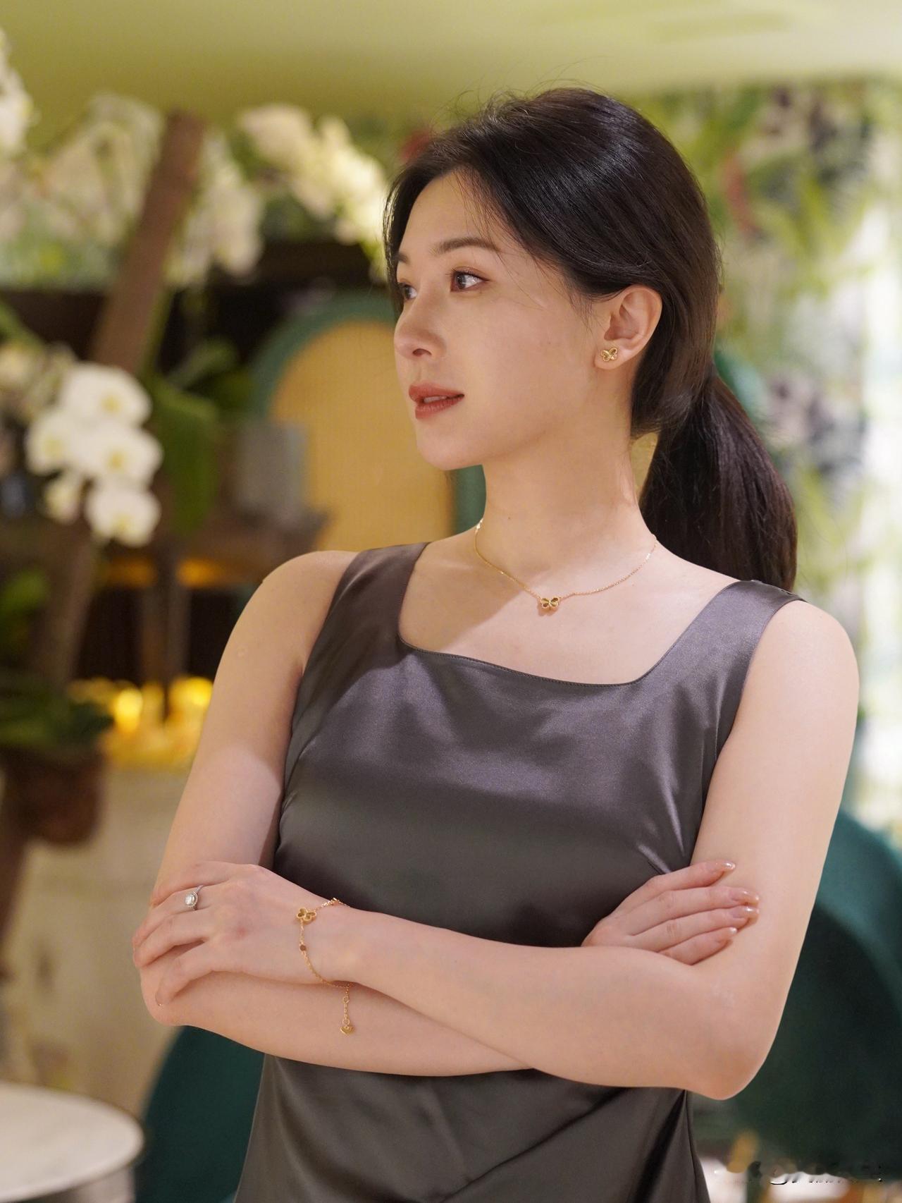 撑一把伞，踏入具有民国风情的南通壹城。城门巍峨，砖石藏着岁月摩挲的痕迹，檐角雨滴