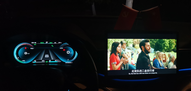 大家贴膜了吗两个屏我都没有撕，大家呢？另外说一下，车机看视频真的很爽啊，还是3