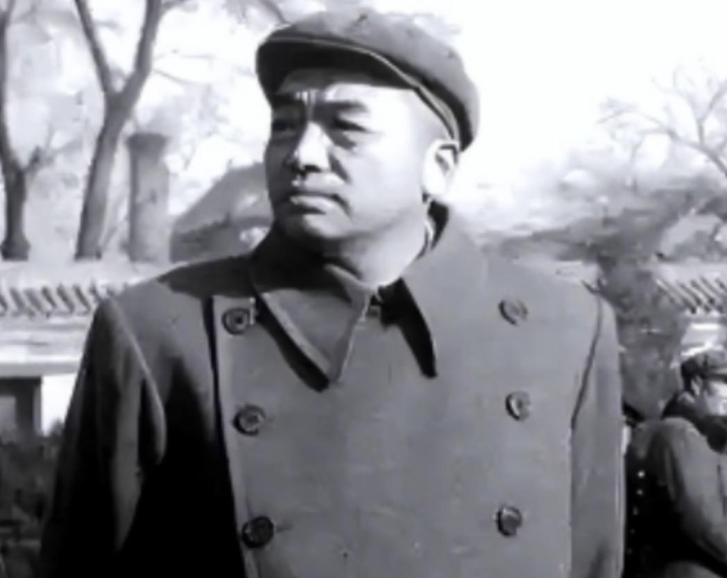 1961年11月，已被罢官的彭德怀回乡，湘潭地委书记华国锋等设宴招待。在饭桌中心