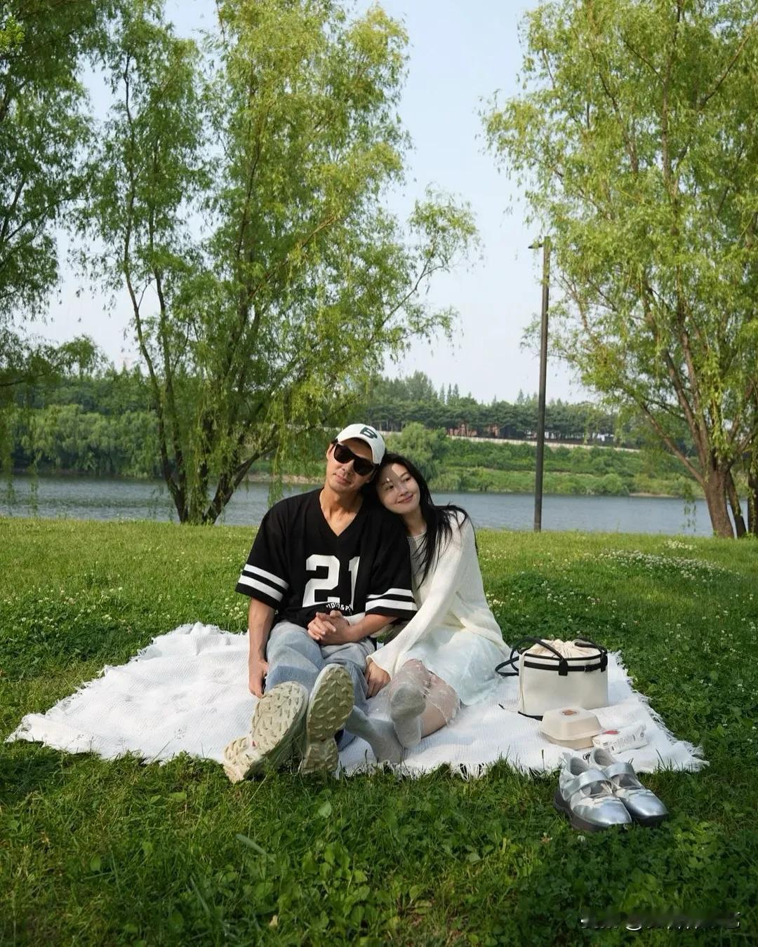 4日，Junjin的妻子刘亦书在自己的Instagram上写道“幸福时光”，并上
