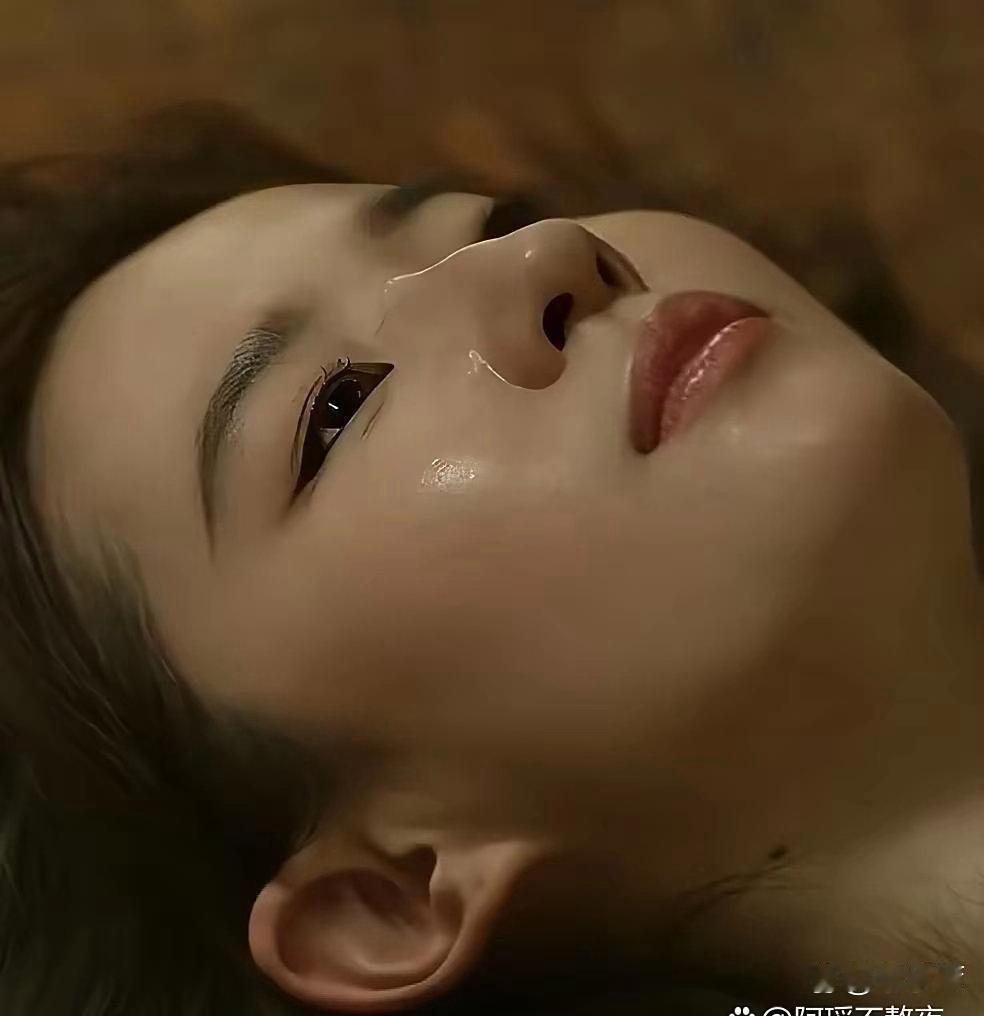 刘亦菲颜值稳居天花板，三百六十度无死角，根本不存在挑角度一说。