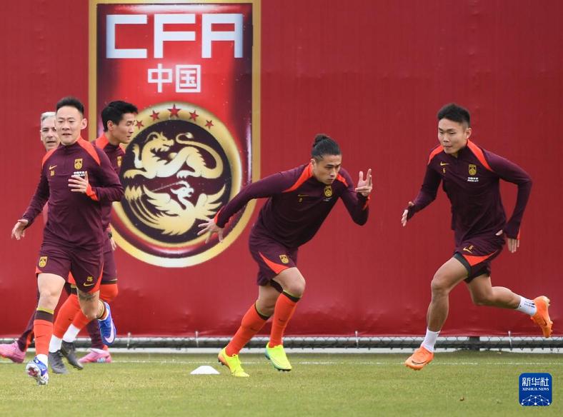 国足23日凌晨飞赴悉尼 按照计划，中国男足于22日在上海重新集中，随后乘坐北