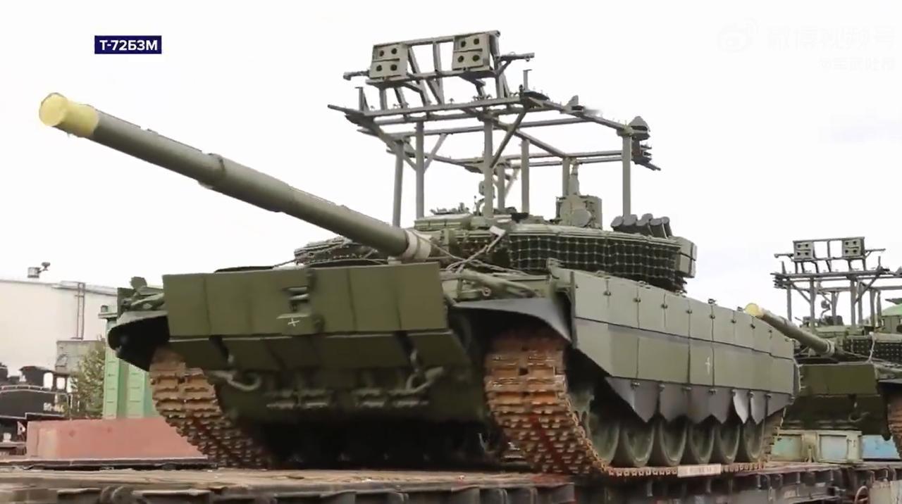 俄罗斯新出厂的T-90M、T-72B3M和T-80BVM坦克。看来还是实战出