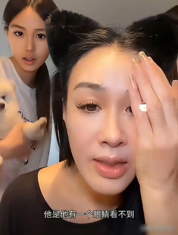 钟丽缇：“考拉出生的时候就有一个眼睛看不到，但我不知道这件事，一直到她5岁的时候