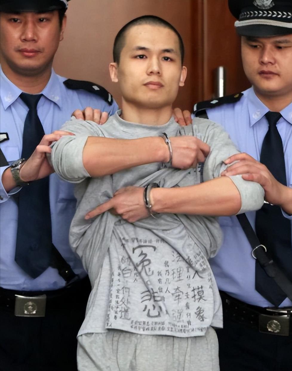 在宣判现场，别人皆是低头认罪，唯独他截然不同。他戴着手铐，竟当众撩开囚衣亮出冤字