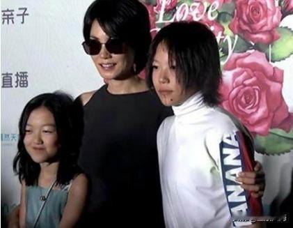 窦靖童不愿婚育曾打算摘除子宫，王菲强硬阻拦，开明父母也逃不开世俗牵挂大家一