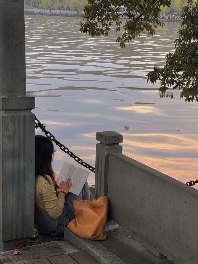 落日沉溺于橘色的海，晚风沦陷于赤诚的爱～