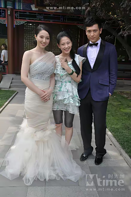 那时嫁给高云翔为妻的董璇真是白得发光哦，小酒窝在她肚子里时，她是幸福得发光的准妈
